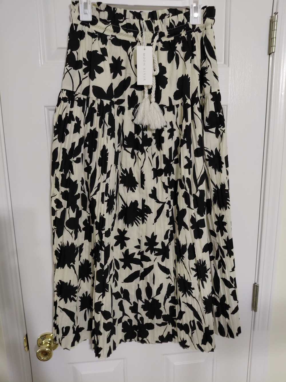 Moon River Black and Cream Floral Tiered Skirt